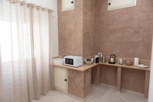 La salle de bains est pourvue d'un évier et d'un four micro-ondes. dans l'établissement Casa vacanze l'angolo d'oro, à Siculiana