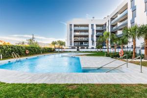 una gran piscina frente a un edificio en A&N Parque del Mar, en Torre del Mar