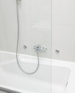 y baño con ducha y grifo. en WAREHOUSE 33, en Zagreb