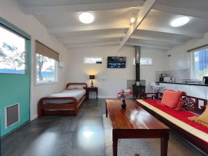 Habitación con cama, sofá y mesa. en The Seaside Cottage A little gem by the sea, en Tinderbox
