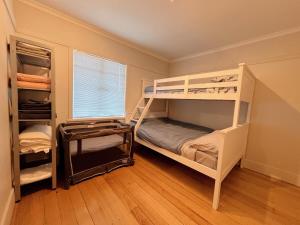 Un dormitorio con dos literas y una ventana. en The Bridge Seaside Riveting House at Rose Bay, en Montagu Bay 8 fotos más