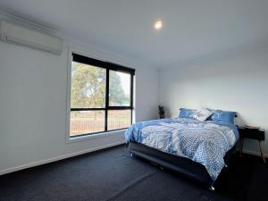 - une chambre avec un lit et une fenêtre dans l'établissement Bunny Riveting House at Granton, à Grantow