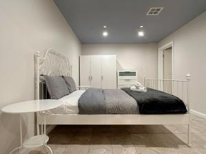 荷伯特的住宿－City Retreat for 8 with Spacious Rooms，卧室配有1张床和1张白色桌子