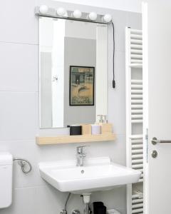 ザグレブにあるWAREHOUSE 33のバスルーム(洗面台、鏡付)
