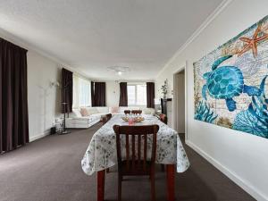ein Zimmer mit einem Tisch und einem Gemälde an der Wand in der Unterkunft Econo Lodge near Hobart City and Salamanca Market in Hobart