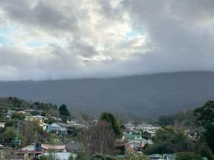 einen wolkigen Himmel über einer Stadt mit Häusern in der Unterkunft Econo Lodge near Hobart City and Salamanca Market in Hobart