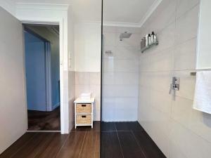 Ένα μπάνιο στο Fonton Blue Holiday Home close to City and Airport +29 φωτογραφίες