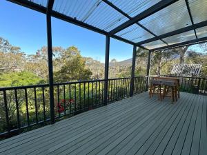 Μπαλκόνι ή βεράντα στο Mountains and Treetops Retreat - Nature Getaway