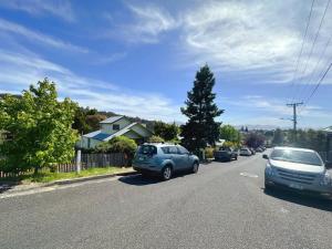 une rue avec des voitures garées sur le côté de la route dans l'établissement Wellesley Mountain View Getaway near City, à Hobart