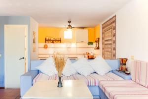 sala de estar con sofá azul y almohadas blancas en House in Rodalquilar valley en Rodalquilar