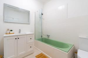 Koupelna v ubytování Getaway@Blairgowrie Sleeps 10 near beach & shops