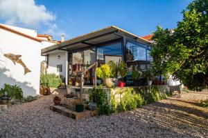 a house with a lot of windows and plants at Bedebike in Óbidos