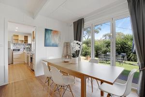 a kitchen and dining room with a table and chairs at The Starfish Cottage - 250m to bay beach in Rye +4 photos