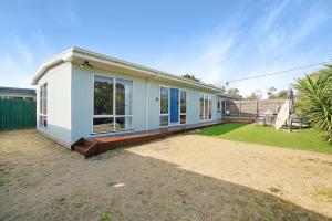 a house with a large yard in front of it at The Starfish Cottage - 250m to bay beach in Rye