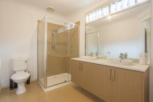 ein Bad mit einem WC, 2 Waschbecken und einer Dusche in der Unterkunft Relaxing Family Home in the heart of Tarneit in Tarneit + 11 Fotos