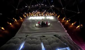 een uitzicht op een boksring 's nachts bij Magical Dome - Top of the World! in Bald Knob
