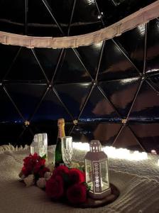 een tafel met bloemen en glazen en kaarsen erop bij Magical Dome - Top of the World! in Bald Knob