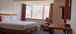 Un pat sau paturi într-o cameră la Yiting Hotel