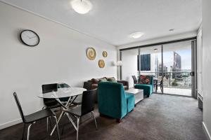 uma sala de estar com um sofá e uma mesa em City Living - Brisbane River-View 2 bedroom Apt em Brisbane