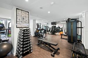 einen Fitnessraum mit mehreren Laufbändern und Heimtrainern in der Unterkunft City Living - Brisbane River-View 2 bedroom Apt in Brisbane