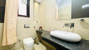 een badkamer met een wastafel en een toilet bij BluO Modern 1BHK - DLF Galleria in Gurgaon