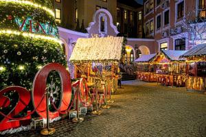a christmas market in a city with christmas lights at TGlobal Hùng Trang Tam Đảo Hotel in Tam Ðảo