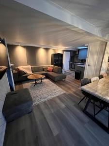 Sala de estar con 2 sofás y mesa en 4 tot 8 persoons huisje - Veluwemeer - Biddinghuizen - Harderwijk - Elburg en Biddinghuizen