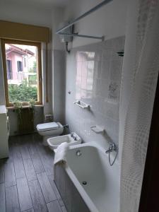 uma casa de banho com uma banheira, um lavatório e um WC. em casa vacanze relais em Fara San Martino