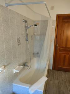 uma casa de banho com um chuveiro e uma banheira em casa vacanze relais em Fara San Martino