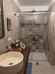 y baño con ducha y lavamanos. en Villa del Capitano, en SantʼAndrea