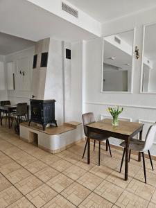 a living room with a table and a stove at Zajazd Zamkowy - Schloßgasthof in Krąg