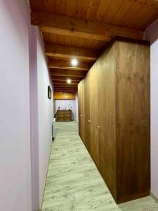 a hallway with wooden cabinets and a hallway with a hallwayngthngthngthngthngth at La casa de Claverol in Claverol