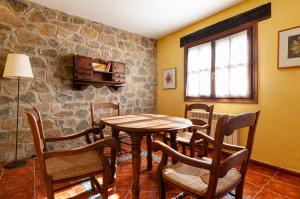 una sala da pranzo con tavolo e sedie di Casa Angel Caldueño 
