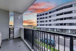 拉弗顿Prime 1BR Apt in Williams Landing w parking的可以看到建筑物的阳台