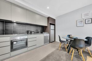 Prime 1BR Apt in Williams Landing w parking的厨房或小厨房