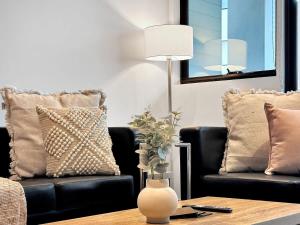 Prime 1BR Apt in Williams Landing w parking的休息区