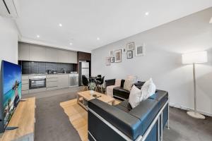 拉弗顿Prime 1BR Apt in Williams Landing w parking的带沙发和桌子的客厅