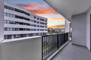 Prime 1BR Apt in Williams Landing w parking的阳台或露台