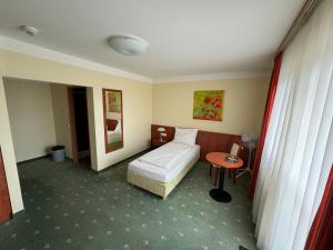 Łóżko lub łóżka w pokoju w obiekcie Hotel Breitenlee