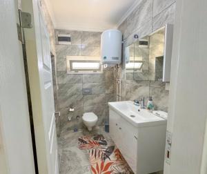 y baño con lavabo blanco y aseo. en Gümüşlük apart, en Bodrum City