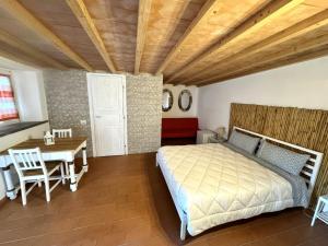 ein Schlafzimmer mit einem Bett und einer Holzdecke in der Unterkunft B&B Alla Fortezza in Sarzana
