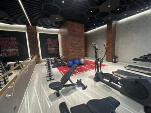 un gimnasio con máquinas de ejercicio y una bolera en Luxury studios, en Tashkent