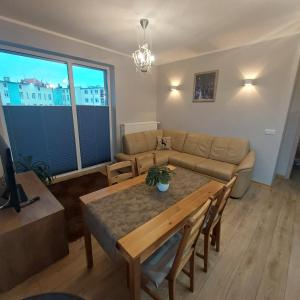 salon ze stołem i kanapą w obiekcie Apartament Centre w mieście Giżycko