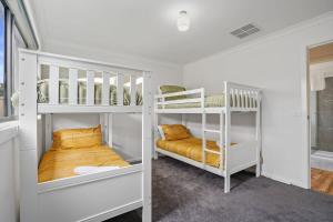 Poschodová posteľ alebo postele v izbe v ubytovaní Beautiful Golden Point Home - Style&Sophistication