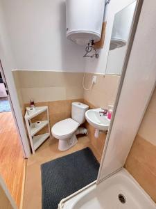 uma pequena casa de banho com WC e lavatório em Lokal typu Studio 66 em Lódź