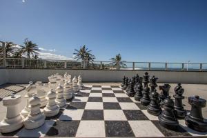ein Schachbrett auf einem Balkon mit Strand in der Unterkunft Seagull 508 in Margate