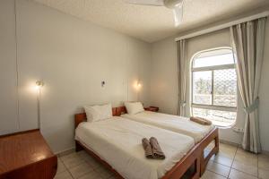 ein Schlafzimmer mit einem Bett mit einem Paar Schuhe darauf in der Unterkunft Seagull 508 in Margate