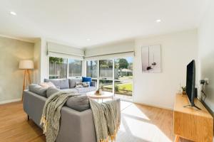 a living room with a couch and a tv at Relaxed at Rosebud-Cosy 3 bedroom beach escape* in Rosebud