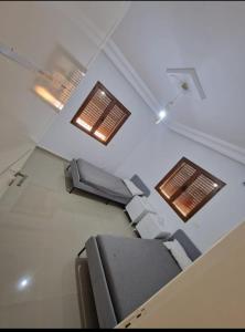 uma sala de espera vazia com luzes no tecto em Belle villa Zarzis em Zarzis