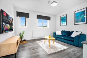 - un salon avec un canapé bleu et une table dans l'établissement Brand New One Bed Cradley Heath - 4MH - Parking - Netflix - Top Rated, à Old Hill